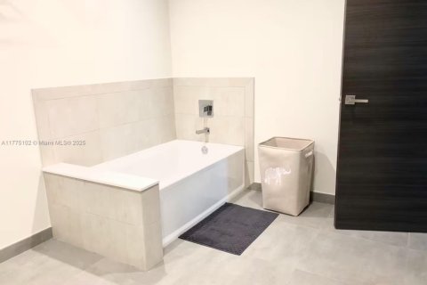 Купить кондоминиум в Холливуд, Флорида 1 спальня, 75.99м2, № 1980272 - фото 17