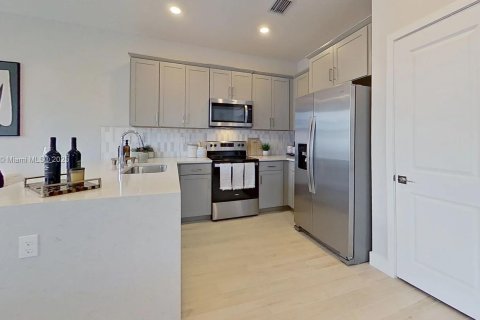 Снять в аренду таунхаус в Пемброк-Пайнс, Флорида 4 спальни, 182.27м2, № 1929712 - фото 3