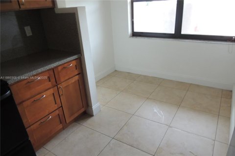 Touwnhouse à louer à Doral, Floride: 2 chambres, 129.32 m2 № 1930727 - photo 6