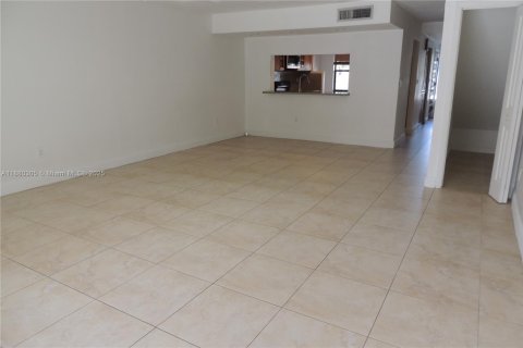 Touwnhouse à louer à Doral, Floride: 2 chambres, 129.32 m2 № 1930727 - photo 7