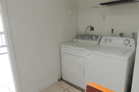 Touwnhouse à louer à Doral, Floride: 2 chambres, 129.32 m2 № 1930727 - photo 16
