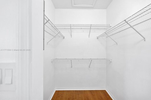 Снять в аренду виллу или дом в Майами, Флорида 5 спален, 220.92м2, № 1957547 - фото 23