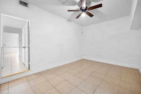 Снять в аренду виллу или дом в Майами, Флорида 5 спален, 220.92м2, № 1957547 - фото 18