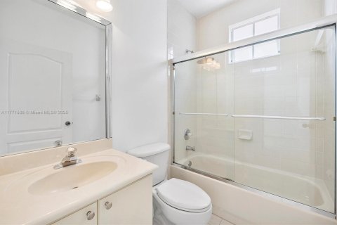 Снять в аренду виллу или дом в Майами, Флорида 5 спален, 220.92м2, № 1957547 - фото 13