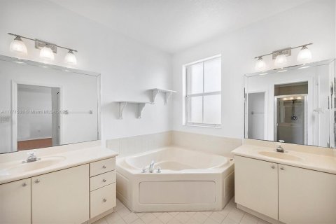 Снять в аренду виллу или дом в Майами, Флорида 5 спален, 220.92м2, № 1957547 - фото 26