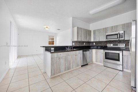 Снять в аренду виллу или дом в Майами, Флорида 5 спален, 220.92м2, № 1957547 - фото 5