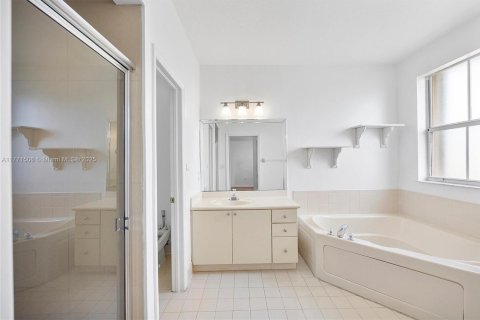 Снять в аренду виллу или дом в Майами, Флорида 5 спален, 220.92м2, № 1957547 - фото 25