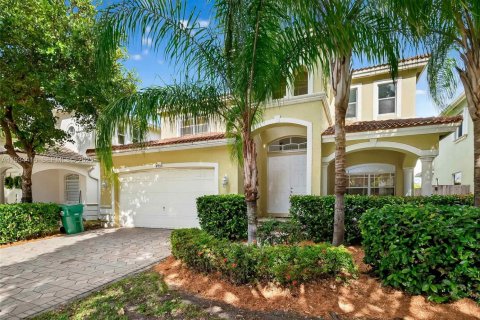 Casa en alquiler en Cutler Bay, Florida, 3 dormitorios, 197.51 m2 № 1992754 - foto 1