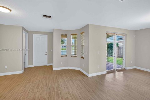 Casa en alquiler en Cutler Bay, Florida, 3 dormitorios, 197.51 m2 № 1992754 - foto 14
