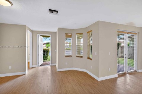 Casa en alquiler en Cutler Bay, Florida, 3 dormitorios, 197.51 m2 № 1992754 - foto 4