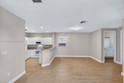 Casa en alquiler en Cutler Bay, Florida, 3 dormitorios, 197.51 m2 № 1992754 - foto 16