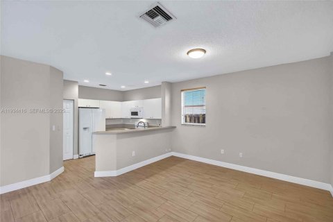 Casa en alquiler en Cutler Bay, Florida, 3 dormitorios, 197.51 m2 № 1992754 - foto 17