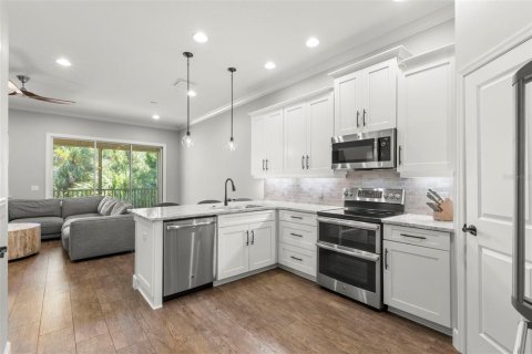 Townhouse in Saint Petersburg, Florida 3 bedrooms, 178.37 sq.m. № 1866784 - photo 18