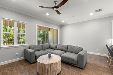 Townhouse in Saint Petersburg, Florida 3 bedrooms, 178.37 sq.m. № 1866784 - photo 9