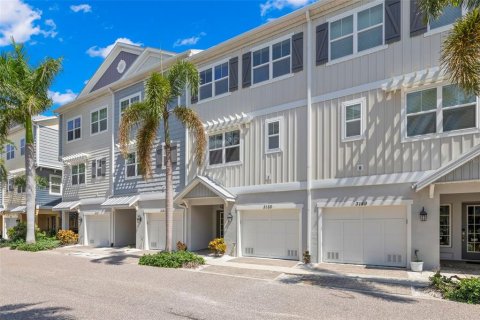 Townhouse in Saint Petersburg, Florida 3 bedrooms, 178.37 sq.m. № 1866784 - photo 1