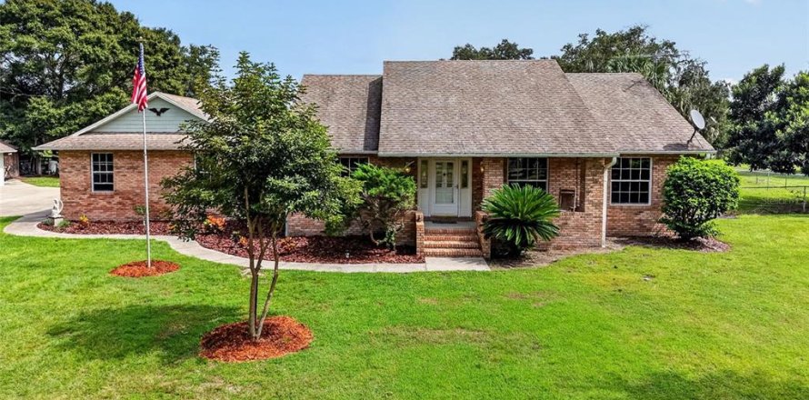 Villa ou maison à Eustis, Floride 3 chambres, 217.76 m2 № 2415573