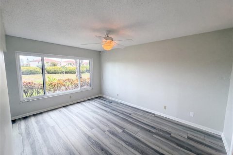 Condo in Saint Petersburg, Florida, 2 bedrooms № 2207217 - photo 16