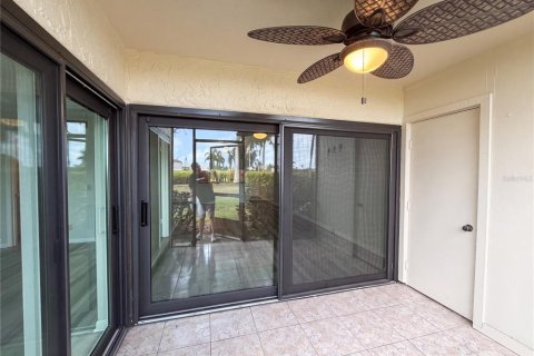 Condo in Saint Petersburg, Florida, 2 bedrooms № 2207217 - photo 26