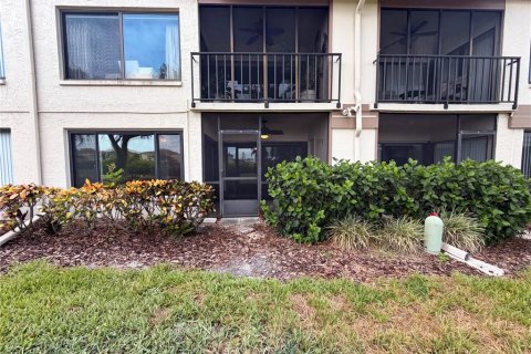 Condo in Saint Petersburg, Florida, 2 bedrooms № 2207217 - photo 27