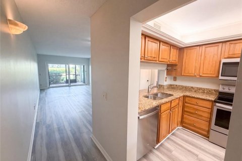 Condo in Saint Petersburg, Florida, 2 bedrooms № 2207217 - photo 6