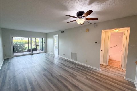 Condo in Saint Petersburg, Florida, 2 bedrooms № 2207217 - photo 10