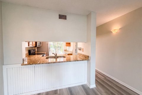 Condo in Saint Petersburg, Florida, 2 bedrooms № 2207217 - photo 12