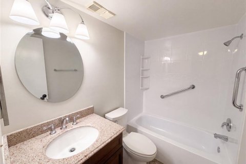 Condo in Saint Petersburg, Florida, 2 bedrooms № 2207217 - photo 22