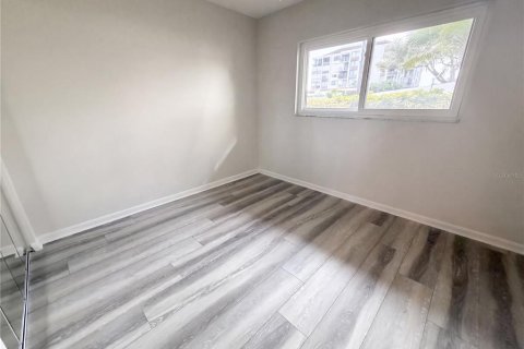 Condo in Saint Petersburg, Florida, 2 bedrooms № 2207217 - photo 17