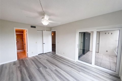 Condo in Saint Petersburg, Florida, 2 bedrooms № 2207217 - photo 13