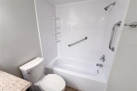 Condo in Saint Petersburg, Florida, 2 bedrooms № 2207217 - photo 23
