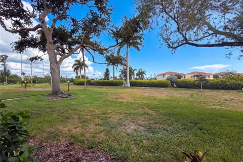 Condo in Saint Petersburg, Florida, 2 bedrooms № 2207217 - photo 28