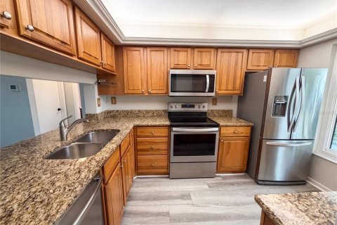 Condo in Saint Petersburg, Florida, 2 bedrooms № 2207217 - photo 4