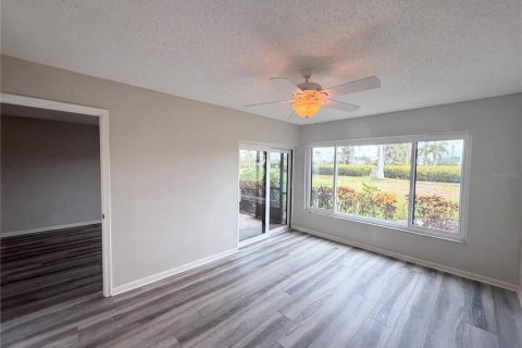 Condo in Saint Petersburg, Florida, 2 bedrooms № 2207217 - photo 14
