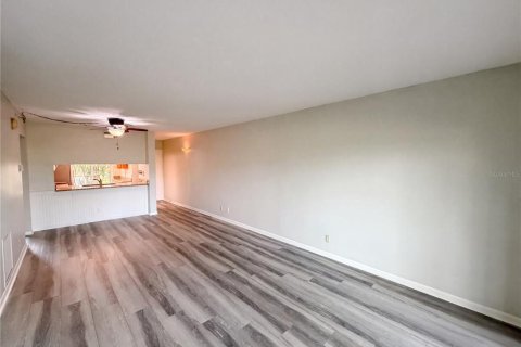 Condo in Saint Petersburg, Florida, 2 bedrooms № 2207217 - photo 9