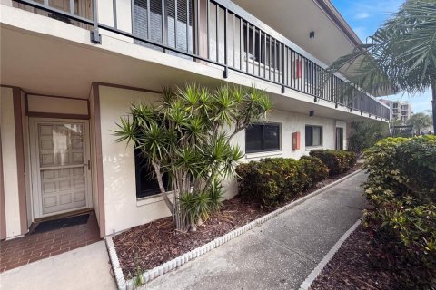Condo in Saint Petersburg, Florida, 2 bedrooms № 2207217 - photo 2