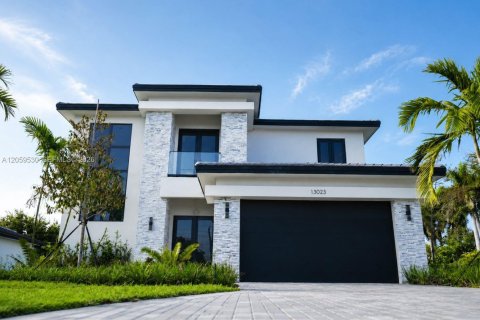 House in Davie, Florida 4 bedrooms, 337.05 sq.m. № 2259867 - photo 2