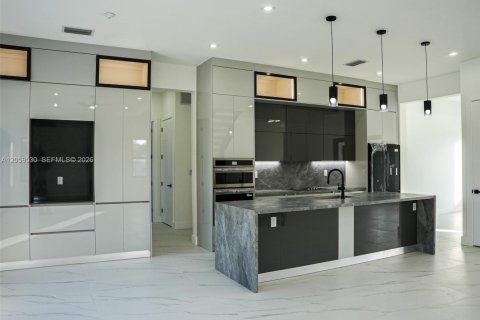 House in Davie, Florida 4 bedrooms, 337.05 sq.m. № 2259867 - photo 8