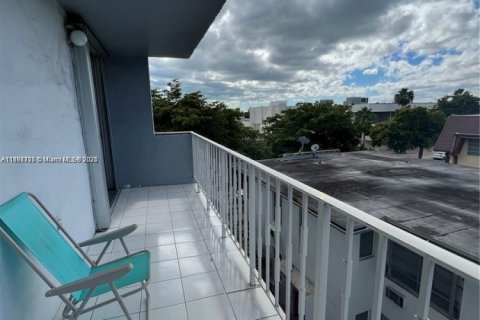 Condo in Miami Beach, Florida, 1 bedroom  № 1943662 - photo 13