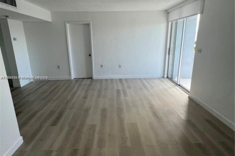 Condo in Miami Beach, Florida, 1 bedroom  № 1943662 - photo 4