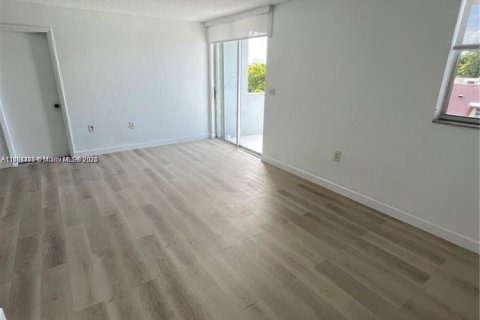 Condo in Miami Beach, Florida, 1 bedroom  № 1943662 - photo 3