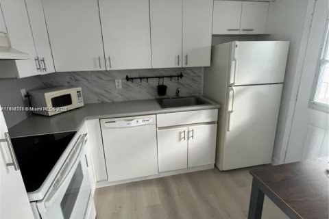 Condo in Miami Beach, Florida, 1 bedroom  № 1943662 - photo 1