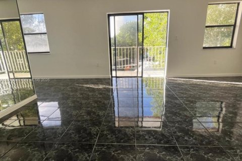 Condominio en venta en North Miami Beach, Florida, 1 dormitorio, 60.67 m2 № 2044418 - foto 1