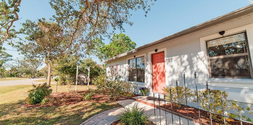House in Nokomis, Florida 2 bedrooms, 108.51 sq.m. № 1529027