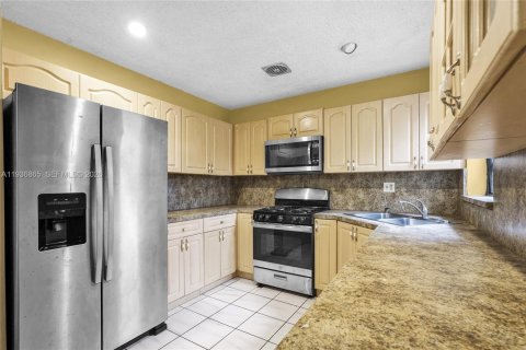 Casa en venta en Miami, Florida, 4 dormitorios, 135.54 m2 № 1995373 - foto 14