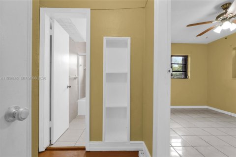 Casa en venta en Miami, Florida, 4 dormitorios, 135.54 m2 № 1995373 - foto 25