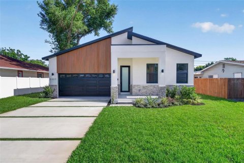 House in Saint Petersburg, Florida 3 bedrooms, 182.09 sq.m. № 2280582