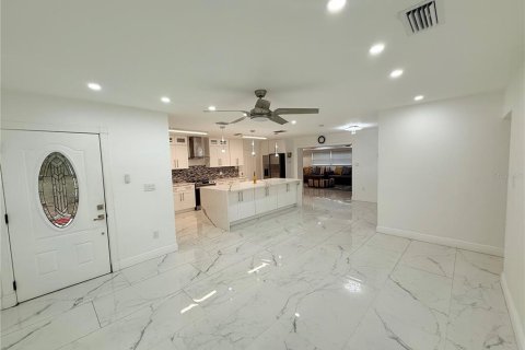 House in Saint Petersburg, Florida 5 bedrooms, 237.92 sq.m. № 2314374 - photo 11