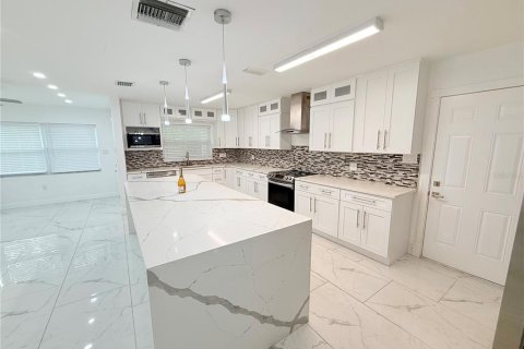 House in Saint Petersburg, Florida 5 bedrooms, 237.92 sq.m. № 2314374 - photo 7