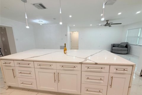 House in Saint Petersburg, Florida 5 bedrooms, 237.92 sq.m. № 2314374 - photo 6