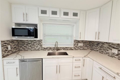 House in Saint Petersburg, Florida 5 bedrooms, 237.92 sq.m. № 2314374 - photo 8